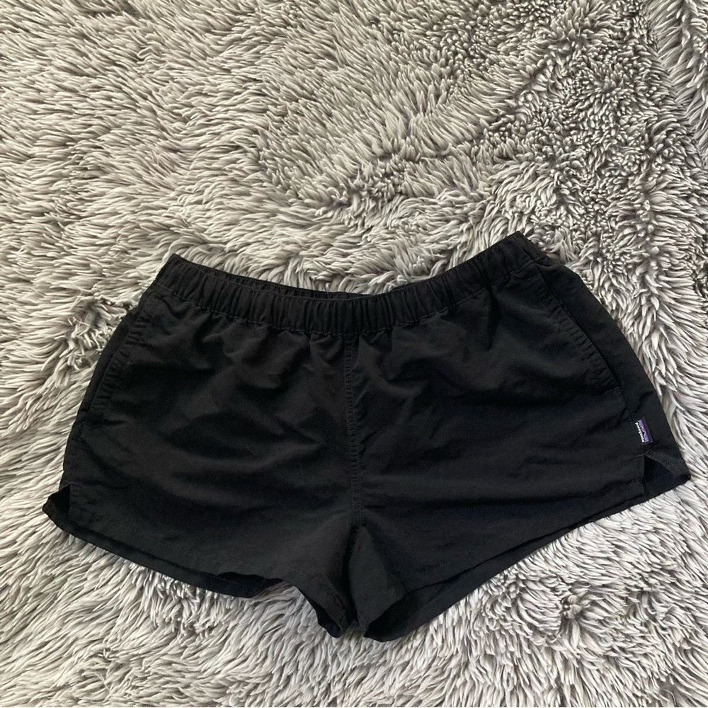 Patagonia - LARGE- women’s shorts- Black 2in